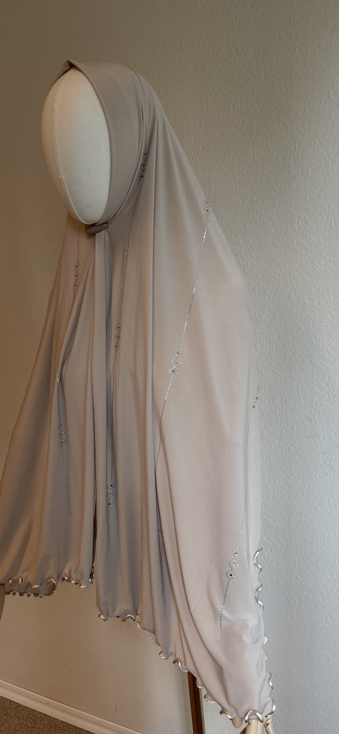 Premium Jersey Hijab mit Steinen und Wellen